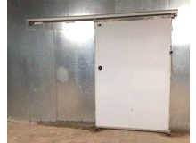 Поставка и монтаж откатных холодильных дверей